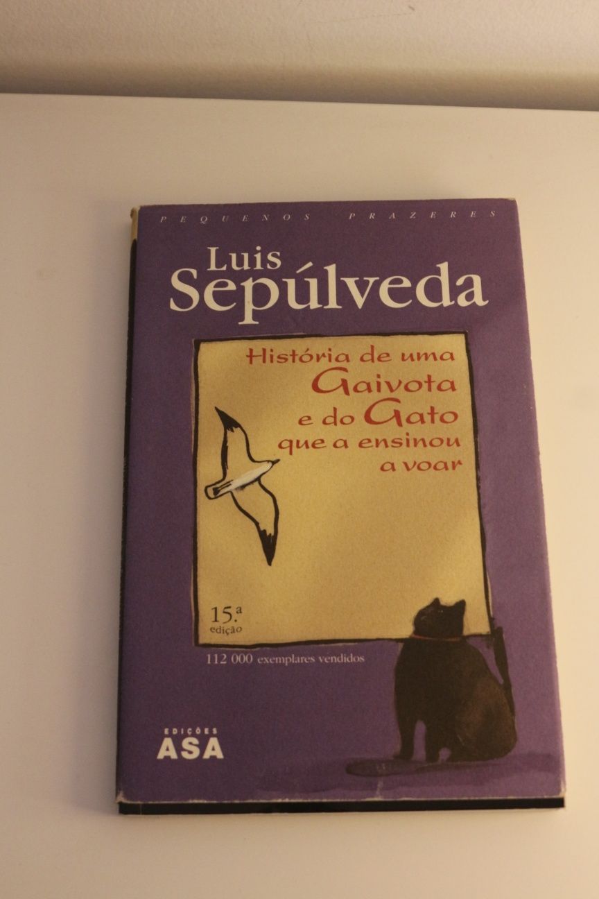 Livro "História de uma gaivota e do gato que a ensinou a voar"
de Luis