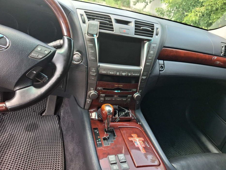 Продаю LEXUS LS600h