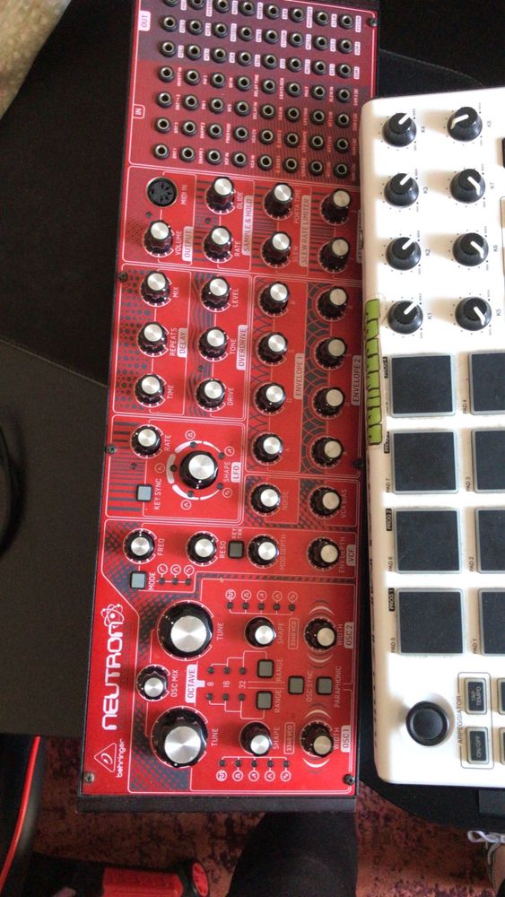Behringer Neutron – Sintetizador semi-modular analógico