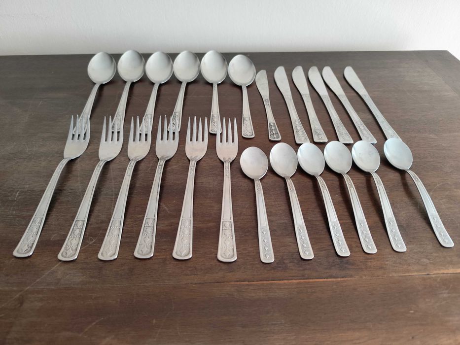 Ciekawy komplet sztućców z czasów PRL-u, 24 szt,wzór romby i guziki,