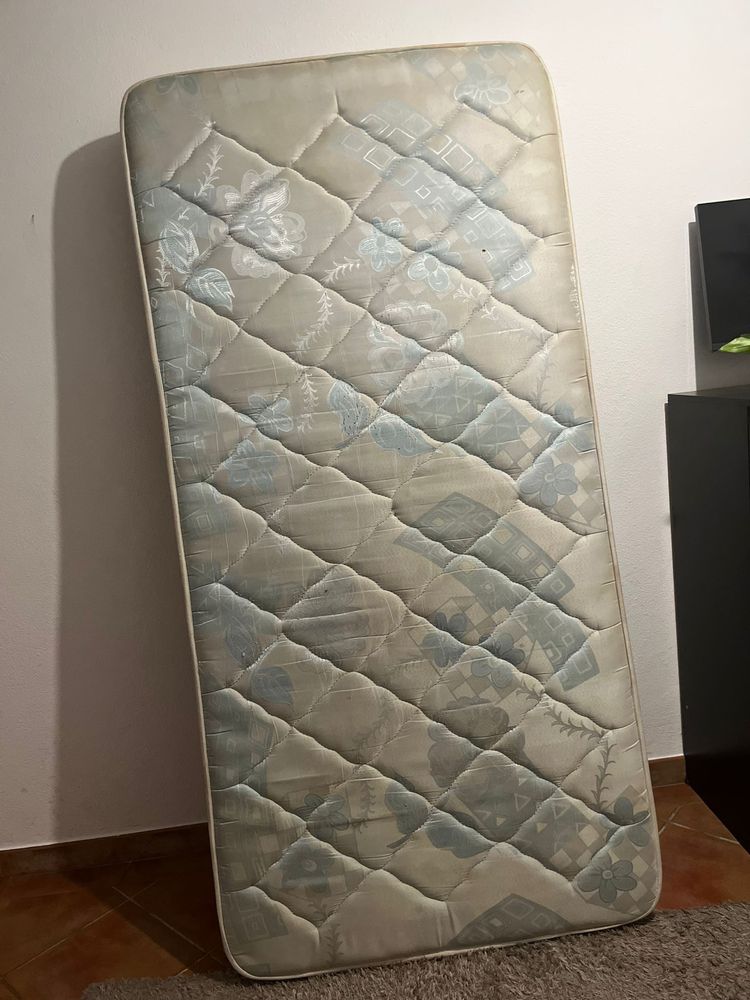 Cama de solteiro com colchão