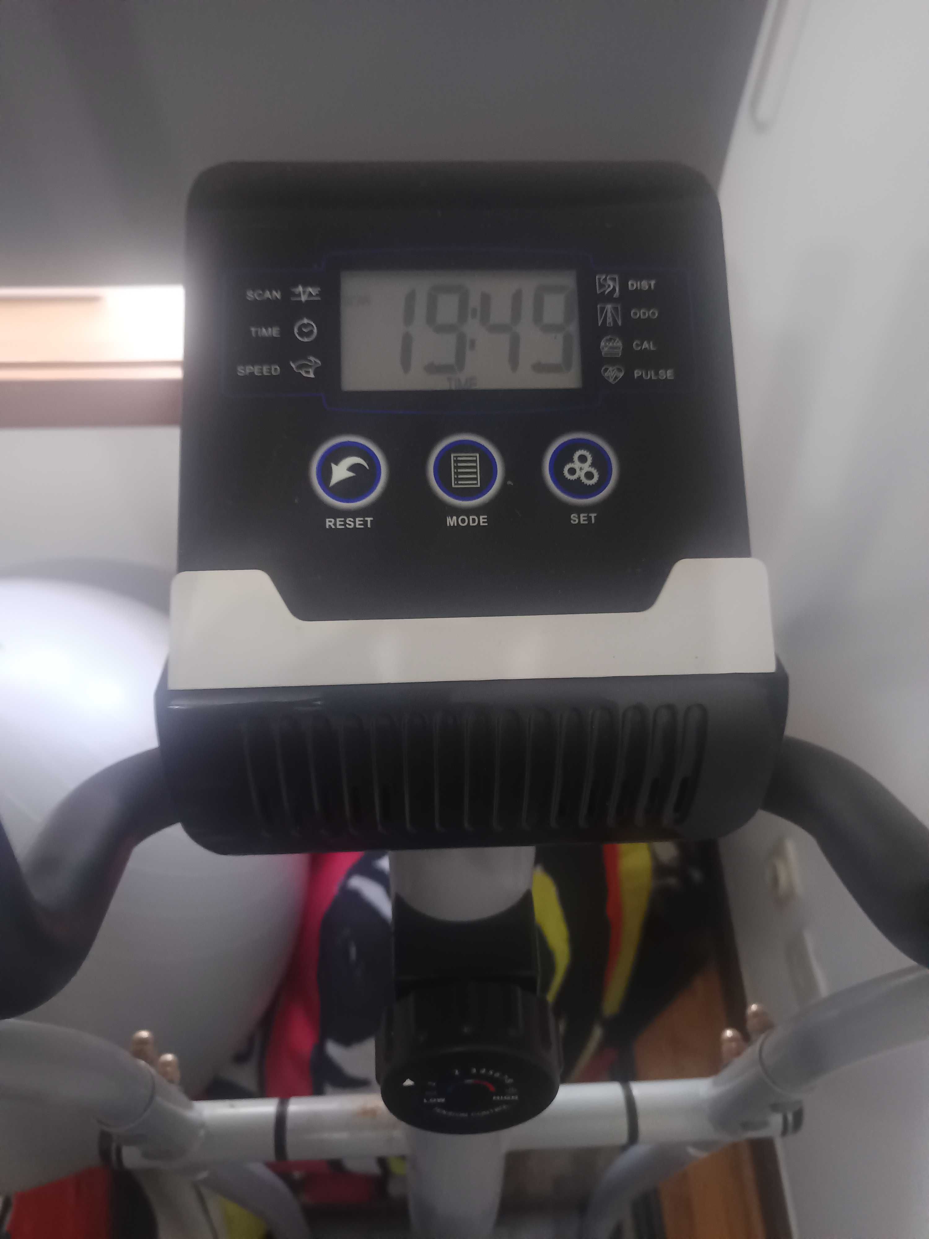Bicicleta elíptica com  monitor LCD