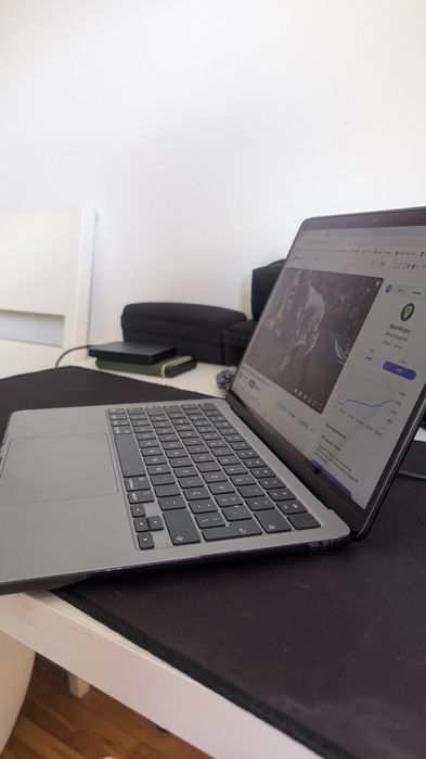 MacBook Air M2 8gb 256 RAM com capa escura