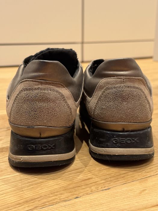 Tenis castanhos e bejes da Geox