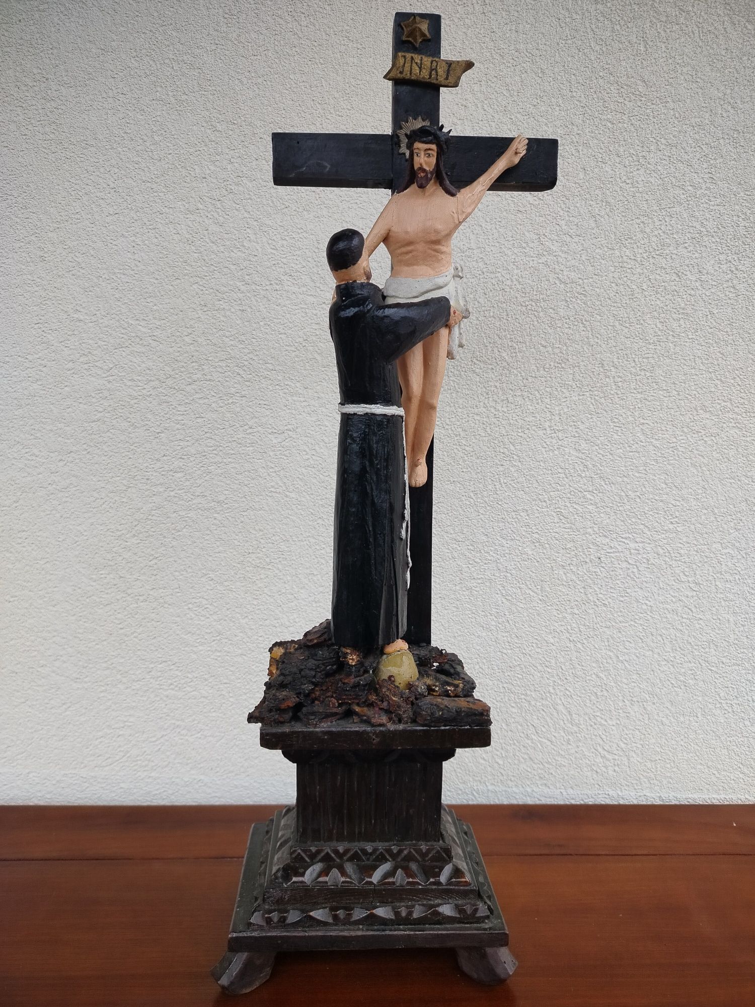 Duży stary imponujący drewniany krzyż pasyjka