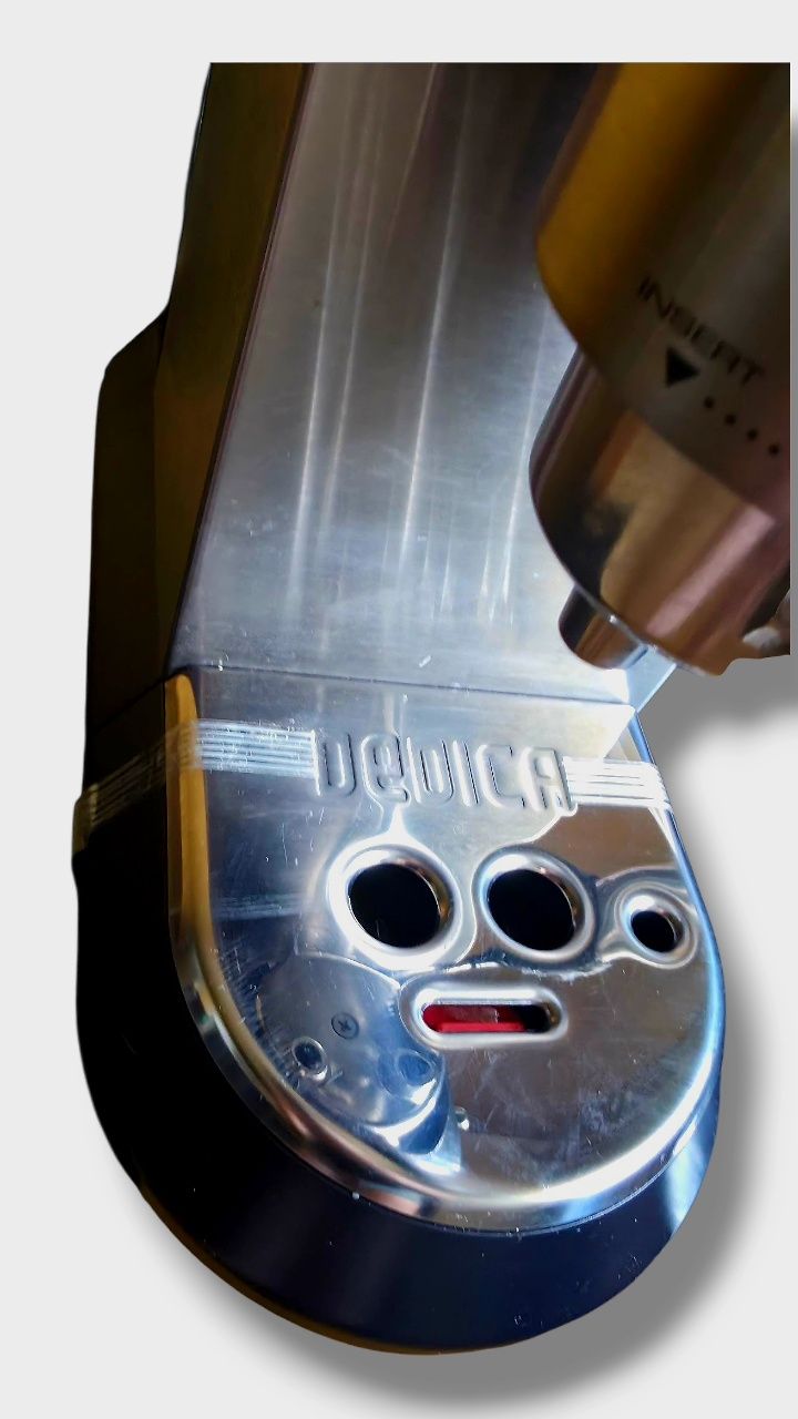 Ekspres cisnieniowy DeLonghi Dedica EC685.M