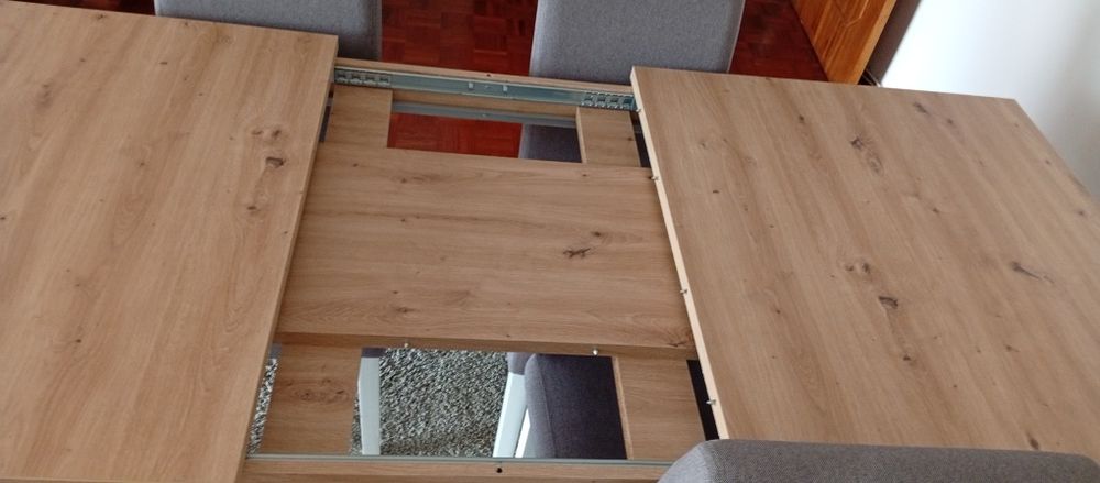Mesa extensível e 4 cadeiras