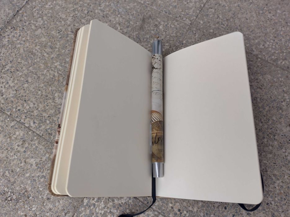 Caderno de viagens e caneta a condizer