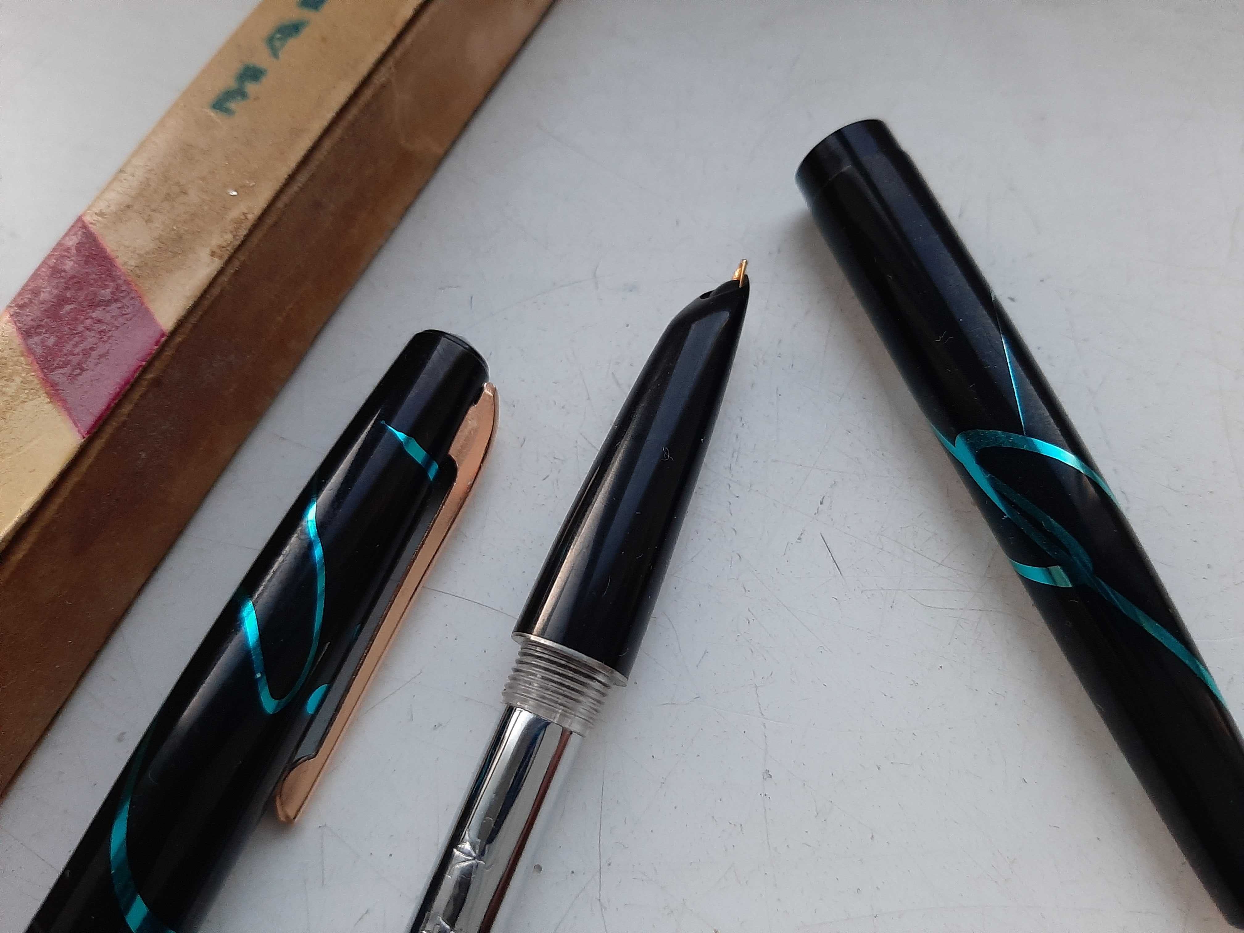 Старая чернильная ручка с золотым пером