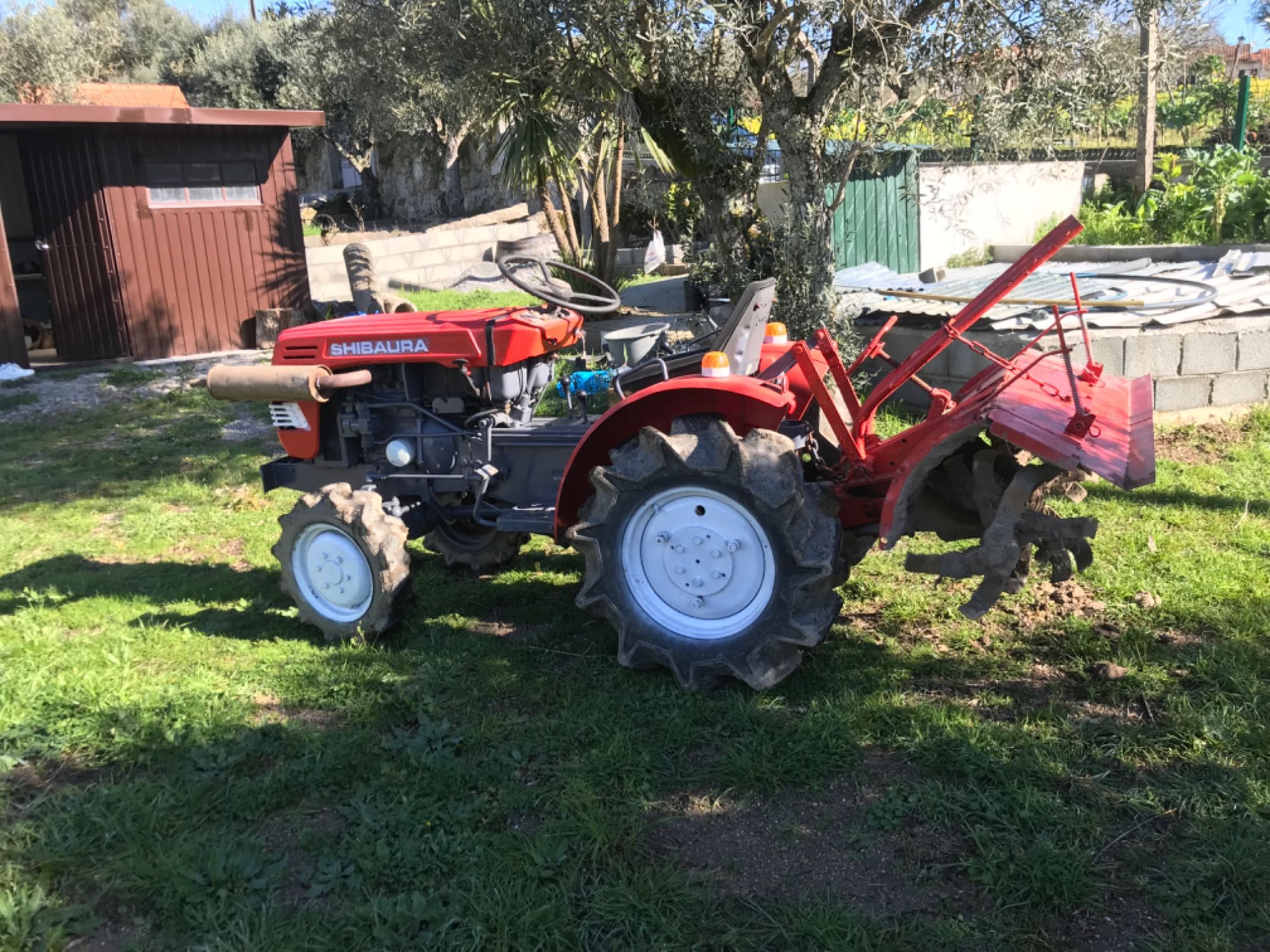 Vendo trator agrícola muito bem estimado