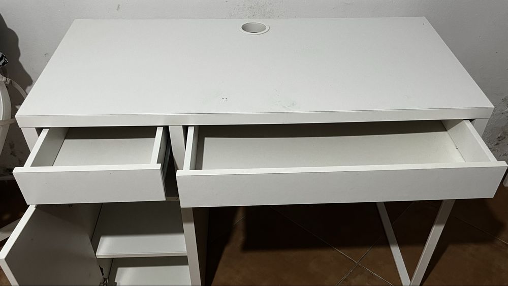 Mesa de escritorio com entrada para fios