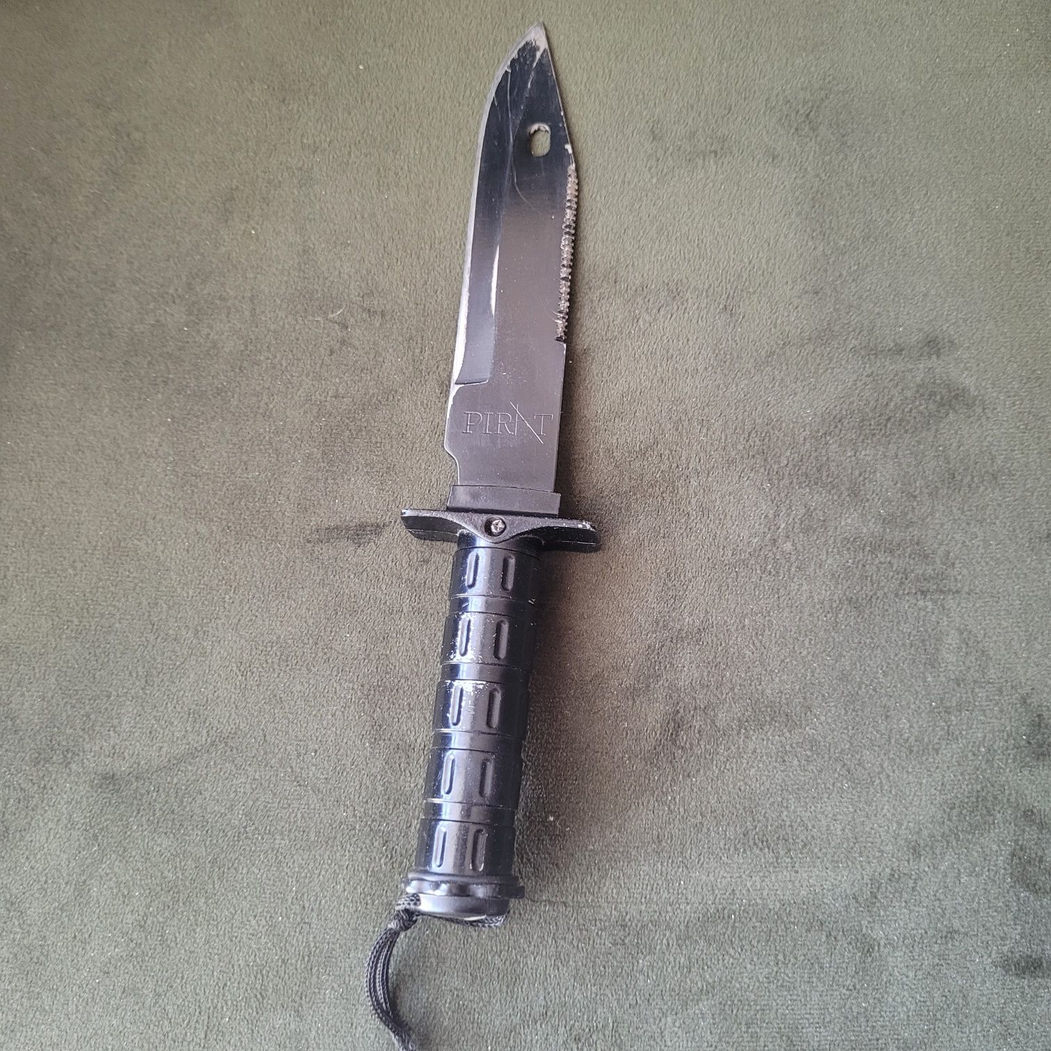 Nóż z etui oraz mini kompasem i krzesiwem