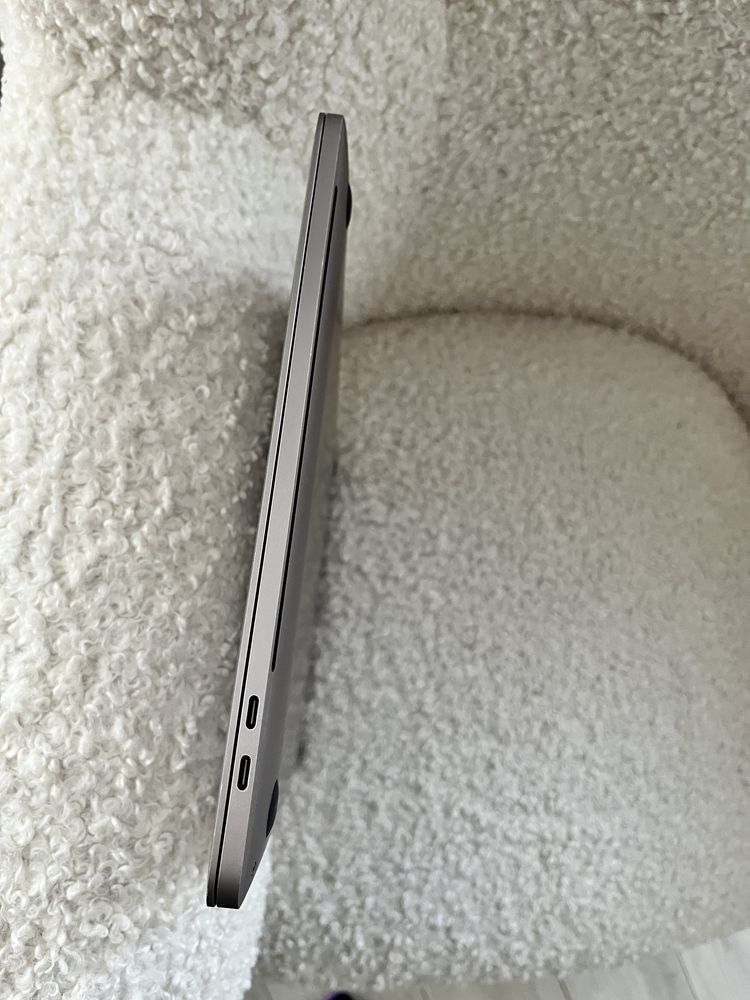 Macbook pro 15 2018 touch bar core i7 16/512gb Radeon pro 560x 4gb
