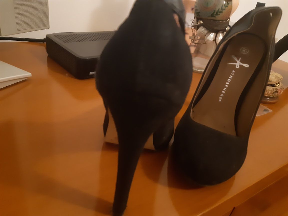 Sapatos pretos salto alto