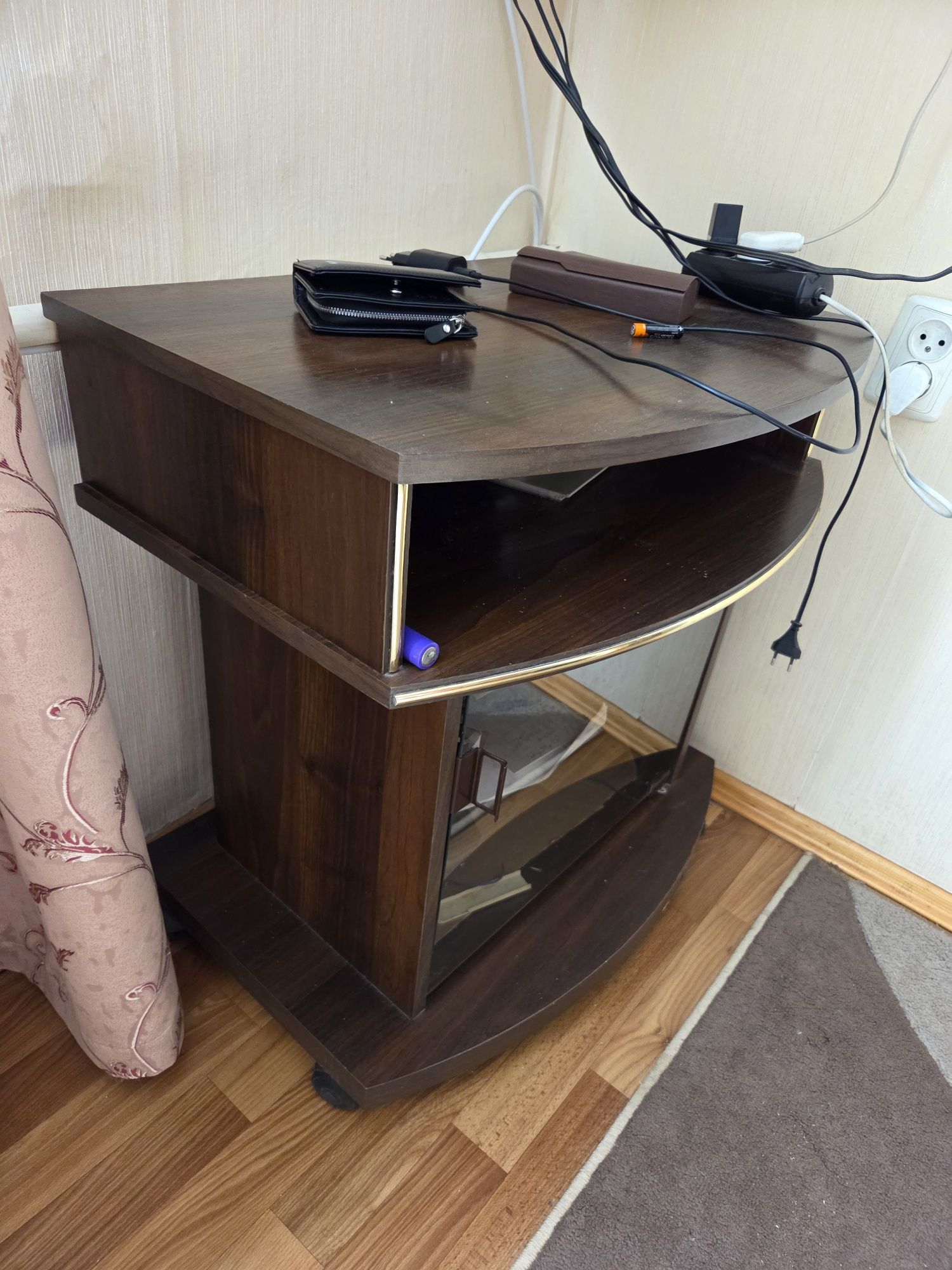 Тумба під телевізор або квіти