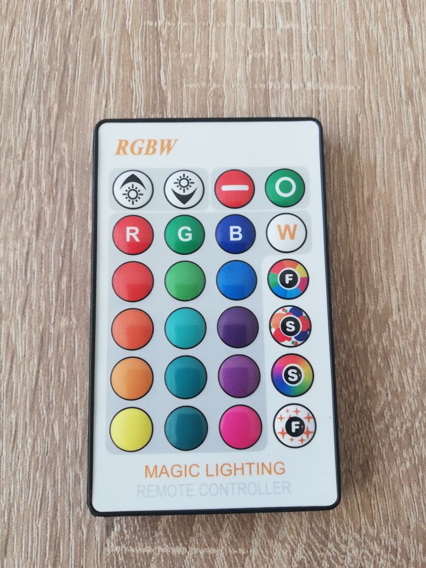 Żarówka LED RGB z pilotem.