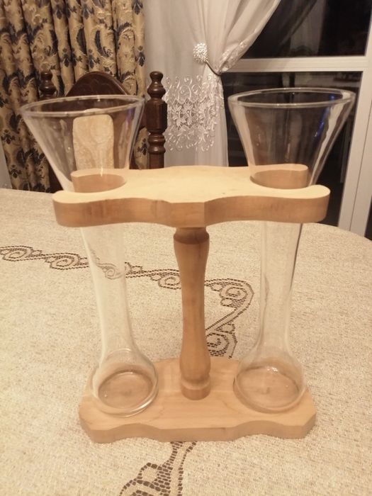 Wazony w drewnianej oprawie.