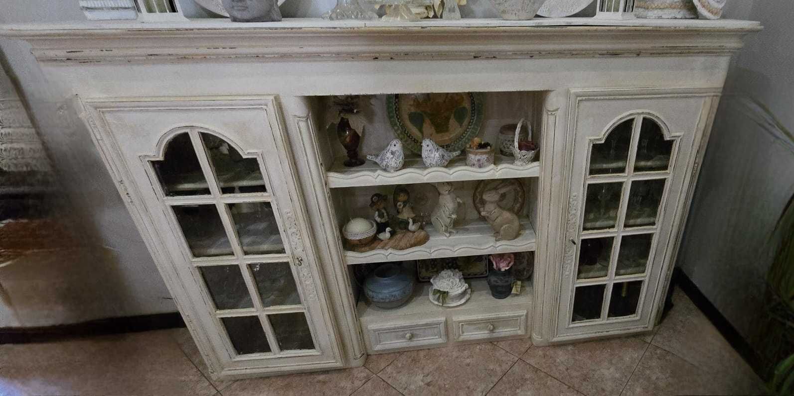 Movel vintage grande com vitrina