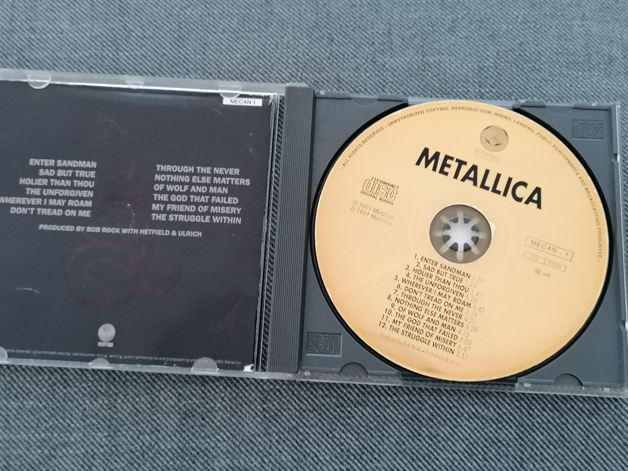 Metallica, capa com assinaturas