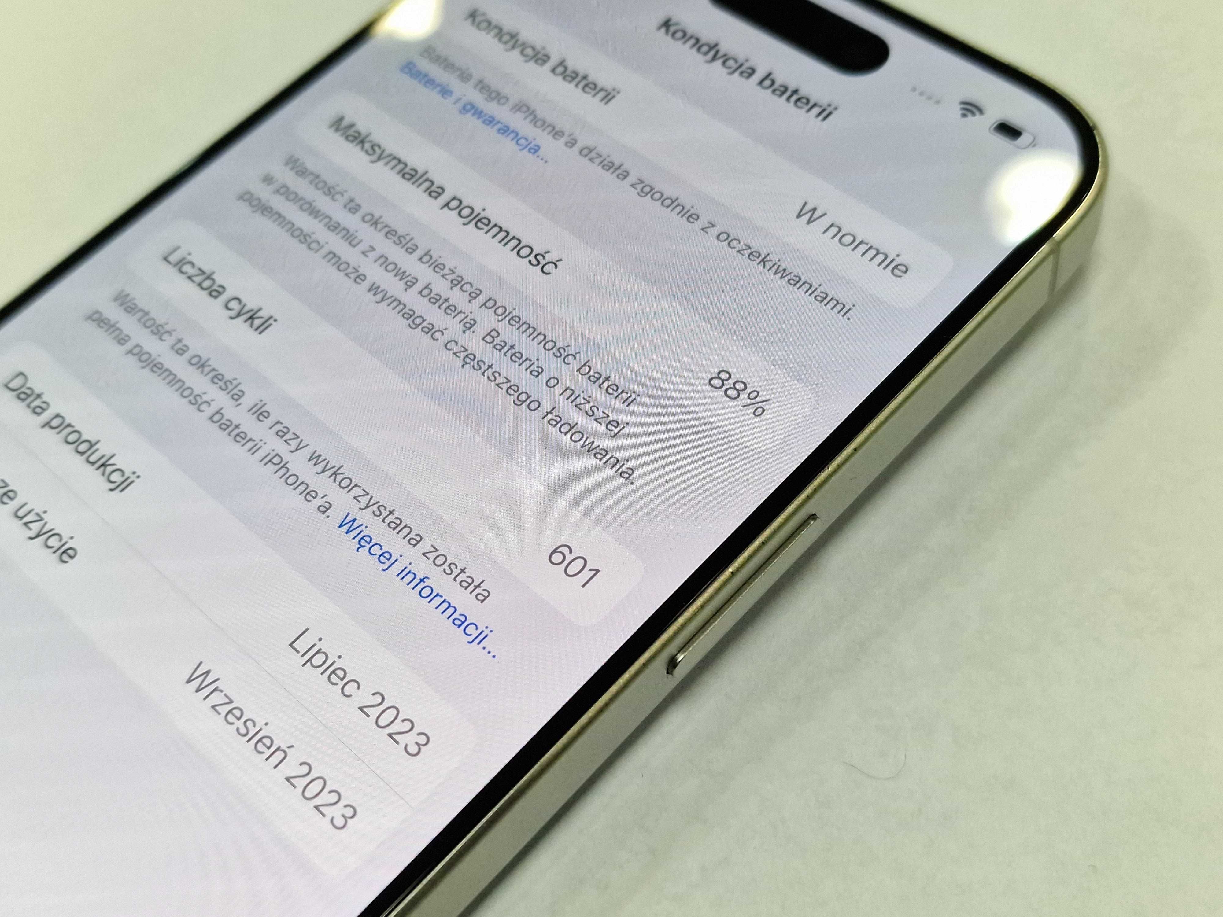 Iphone 15 PRO 128GB/ White Titanium/ 88%/ Grade A/ + ładowarka