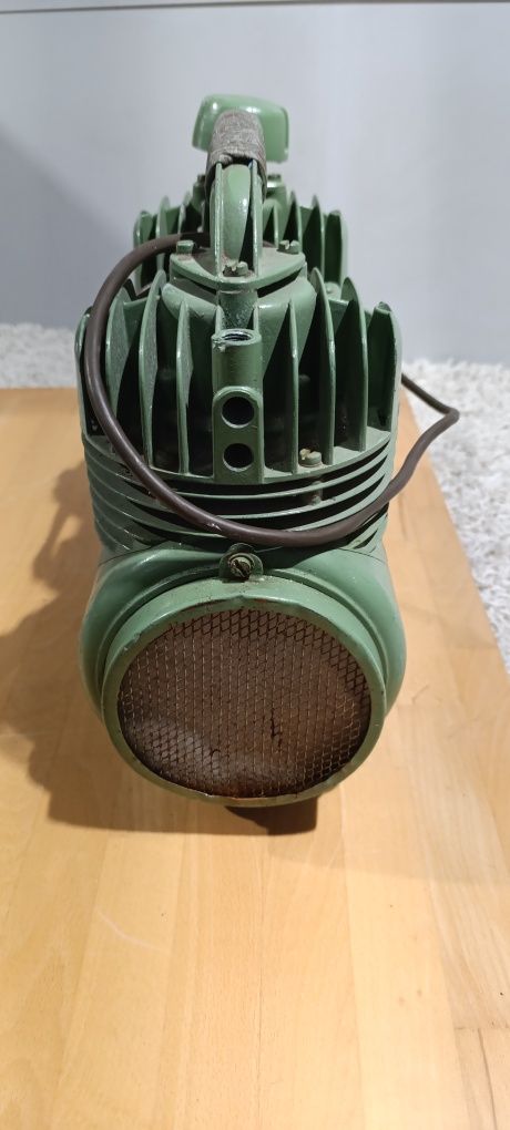 Kompresor tynkarski dwutłokowy 230W.