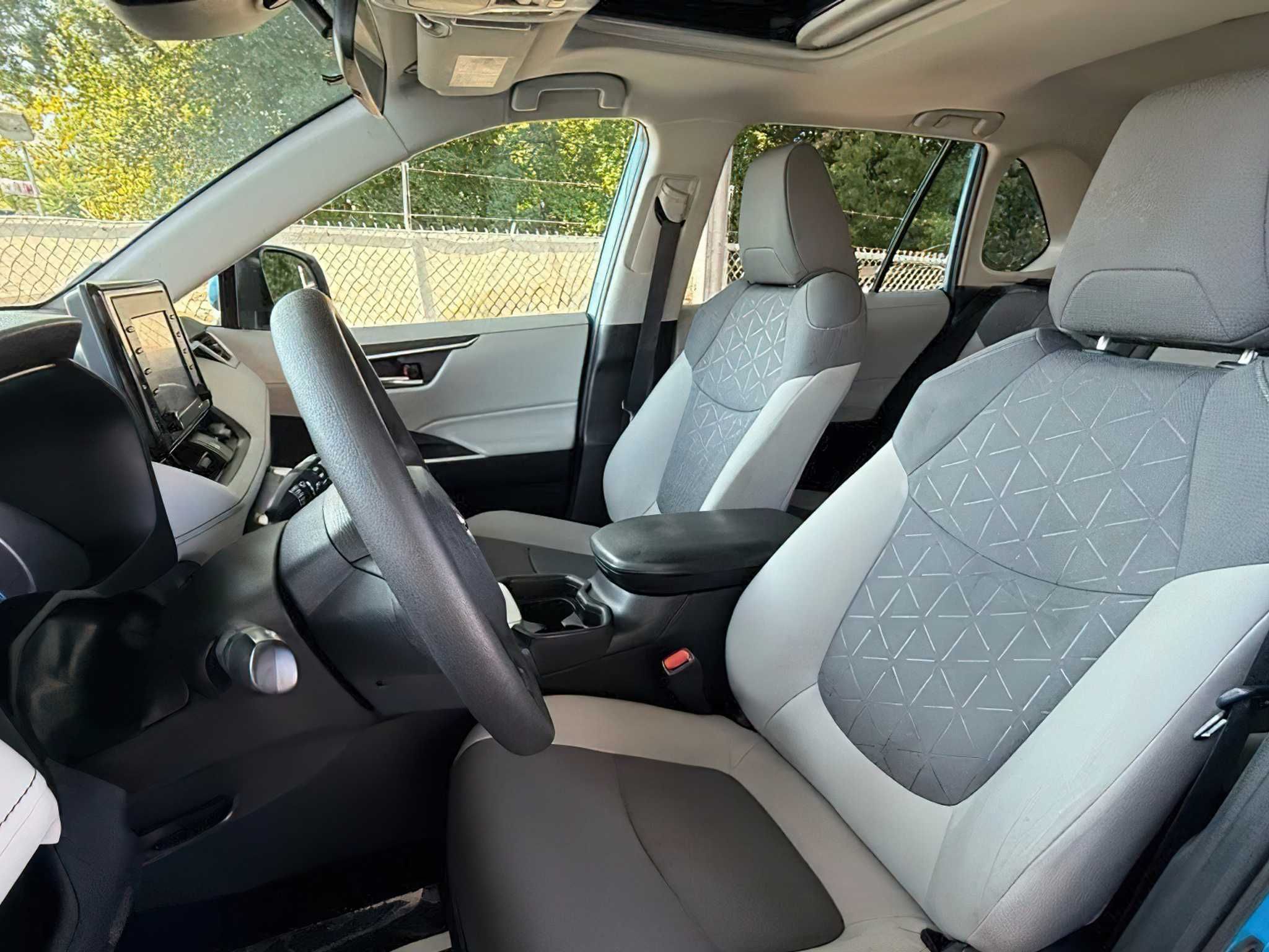 Toyota RAV4 XLE Hybrid      2020