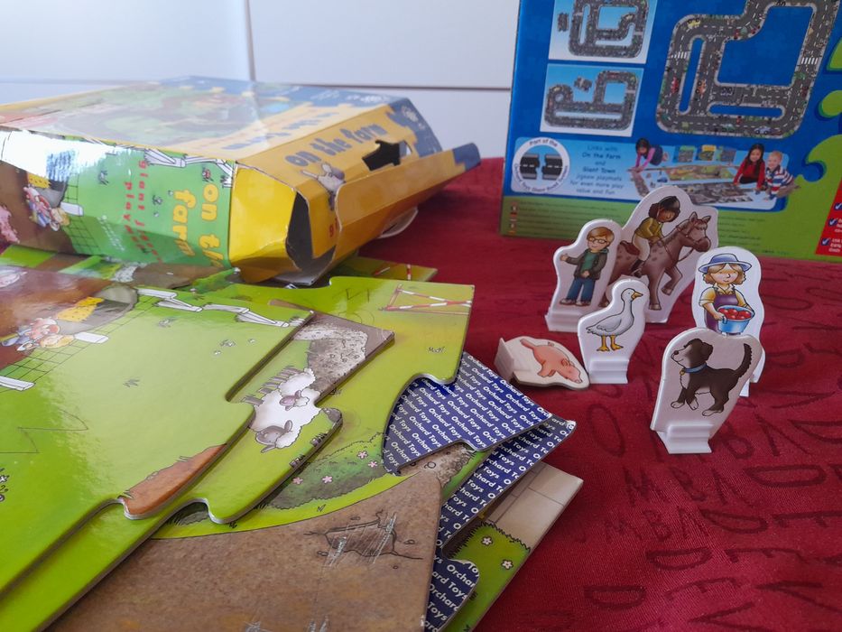 2 puzzles gigantes que se juntam - cidade e quinta