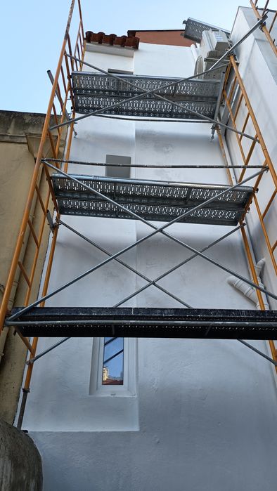 Aluguer de andaimes tradicional e europeu