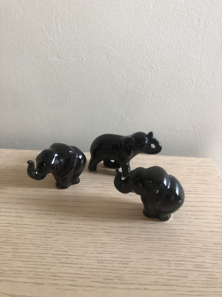 Czarne ceramiczne figurki sloni