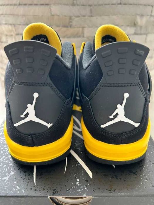 Buty koszykówki Jordan 4 Thunder R.39