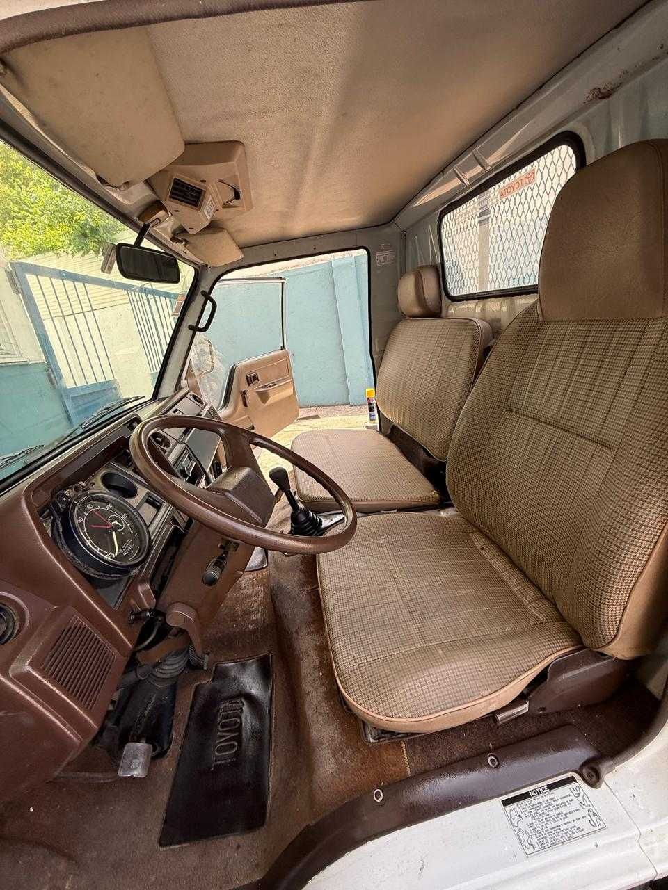 Toyota Dyna 250 com apenas 45 mil KM