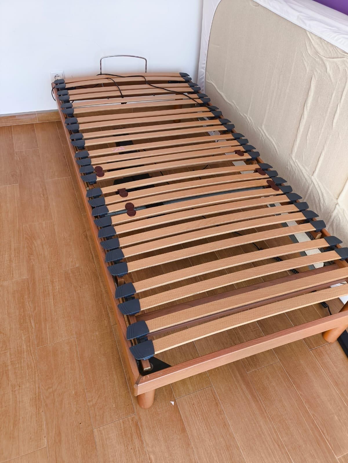 Cama articulada com comando