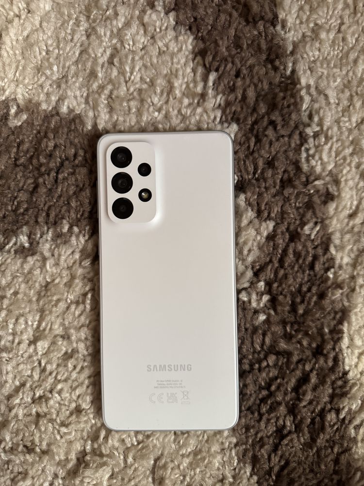 Samsung Galaxy A33 5G (128) білого кольору.