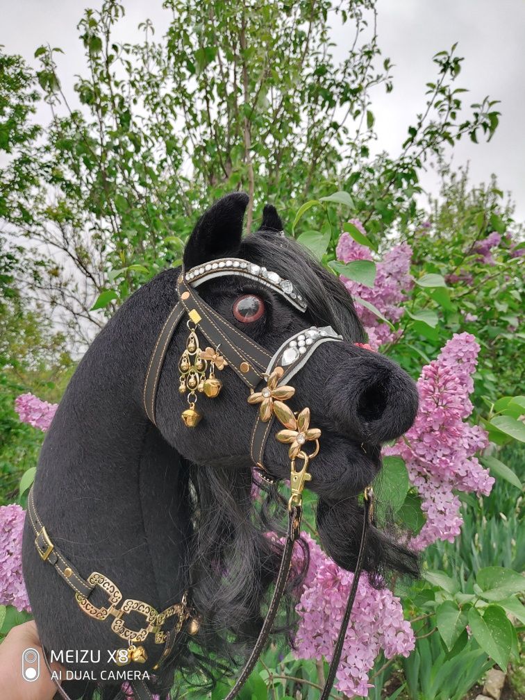 Хоббихорс лошадь фризской породы