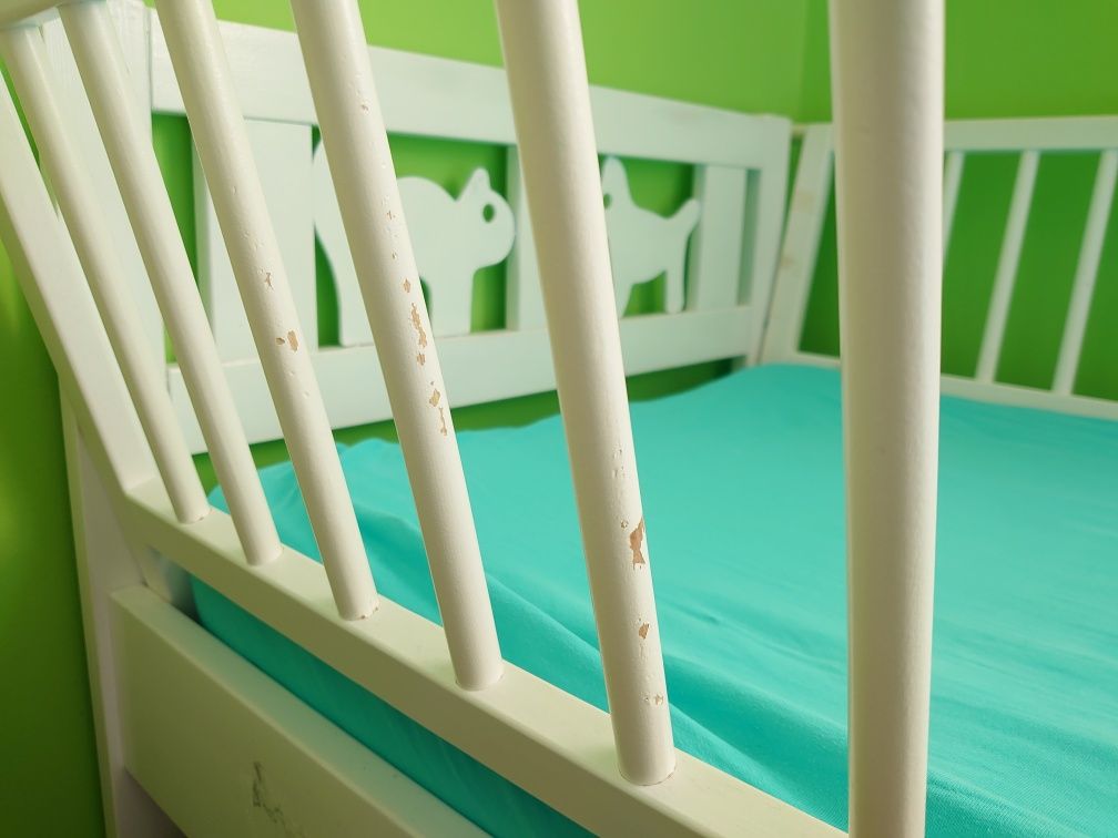 Łóżko dziecięce firmy IKEA wraz z barierkami ochronnymi i materacem
