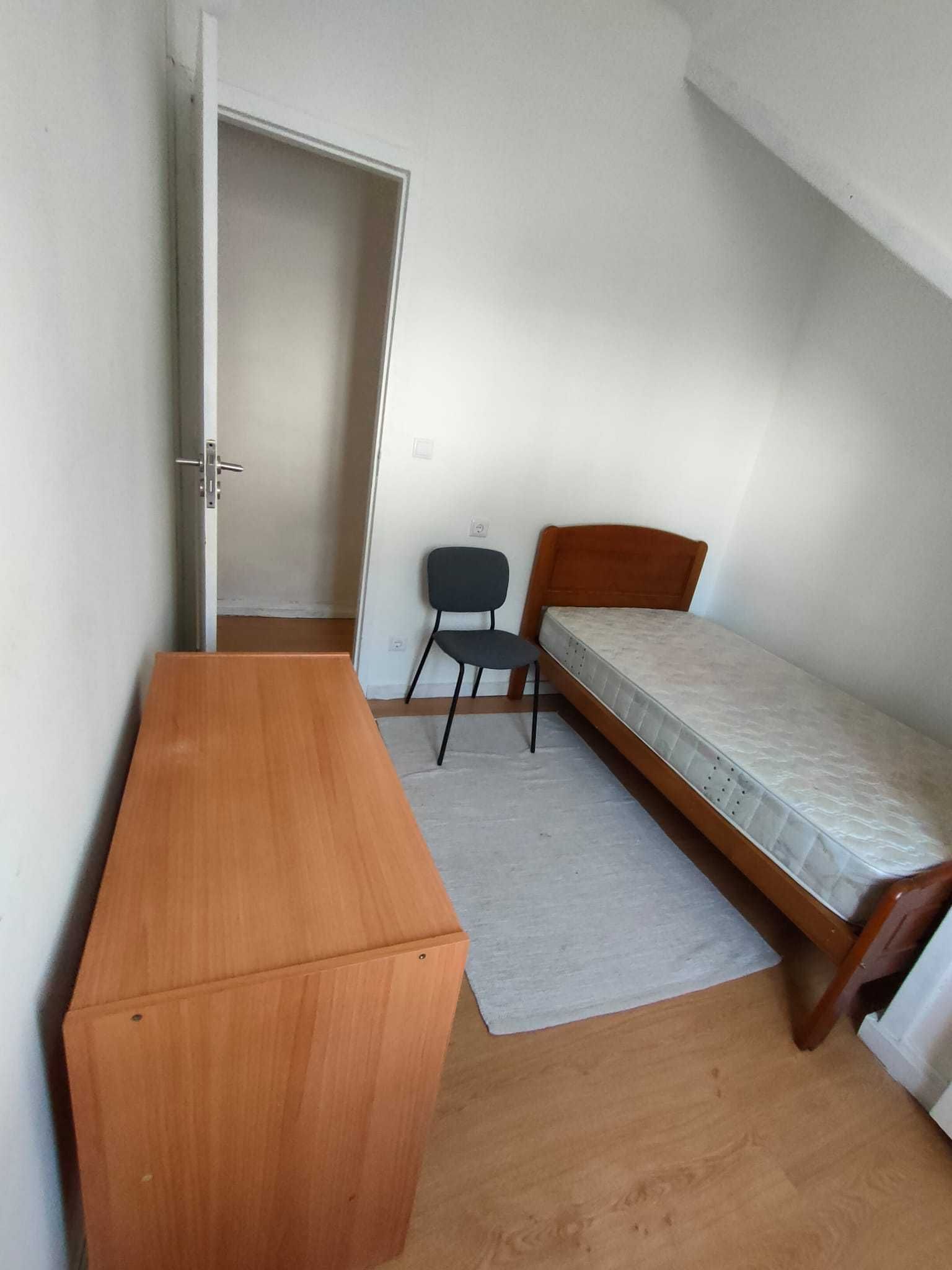 Alugo Quarto a estudantes em T3 perto do ISCAP e Hospital de S. João