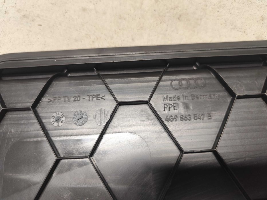 Wkład bagażnika Audi A6 C7 z mocowaniem narzędzi i zapięć siatki.