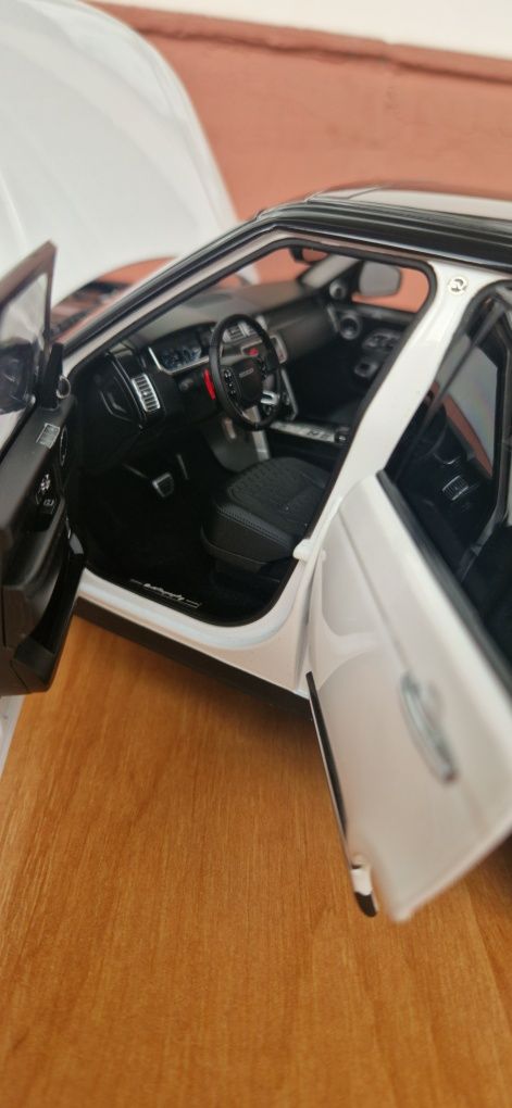 1:18 Range Rover (LCD)