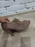 Buty, botki zamszowe na obcasie. Buty wiązane.