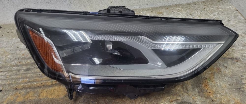Фара Audi A4 правая  USA 2019-2023