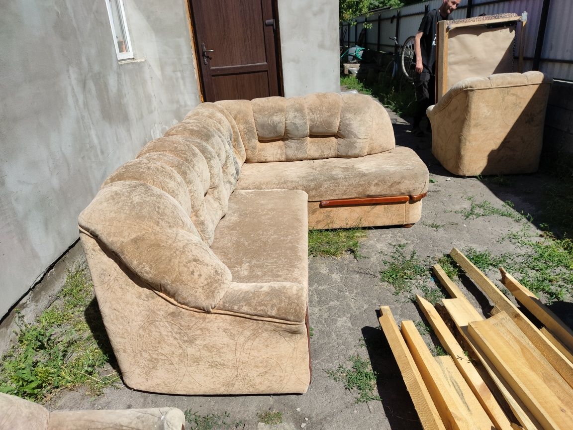 Кутовий диван і 2 крісла