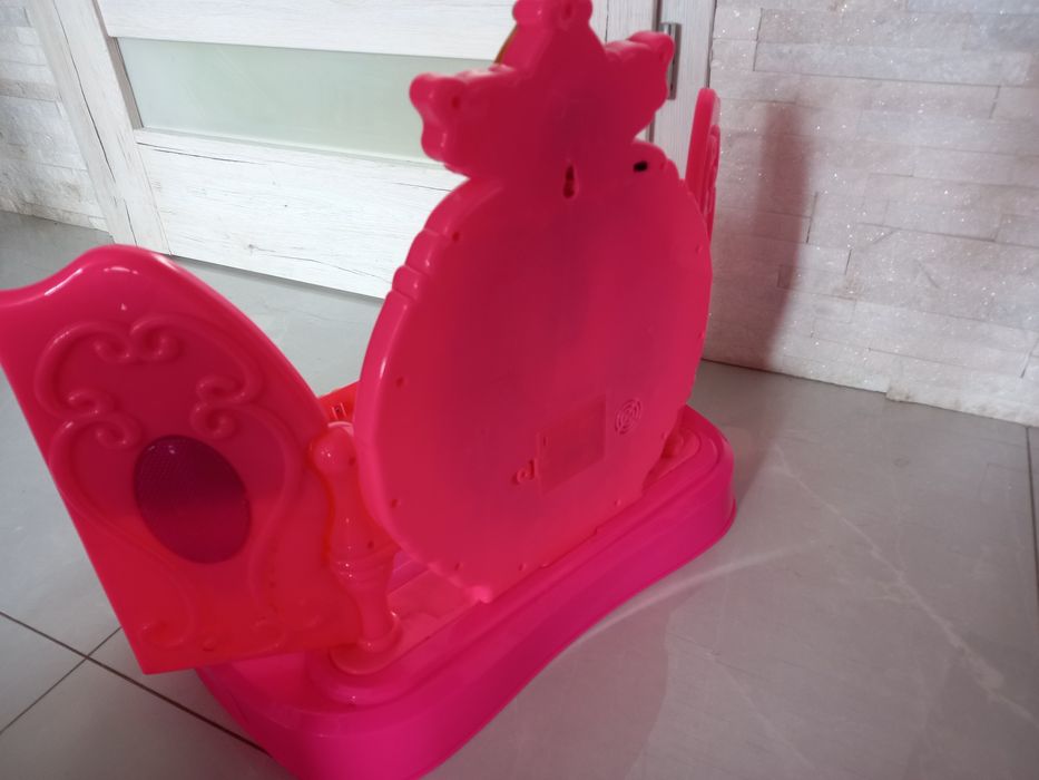 Grajaca i świecącą toaletka z suszarką dla dziewczynki