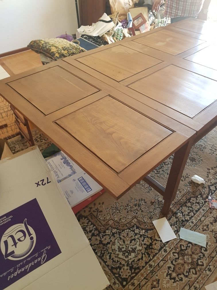 Mesa em madeira de castanho com aumentos