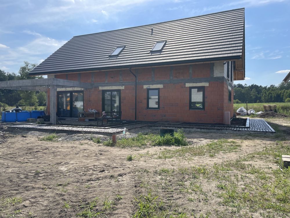 Nowoczesny dom piętrowy graniczący z łąkami i lasem w Tworogu