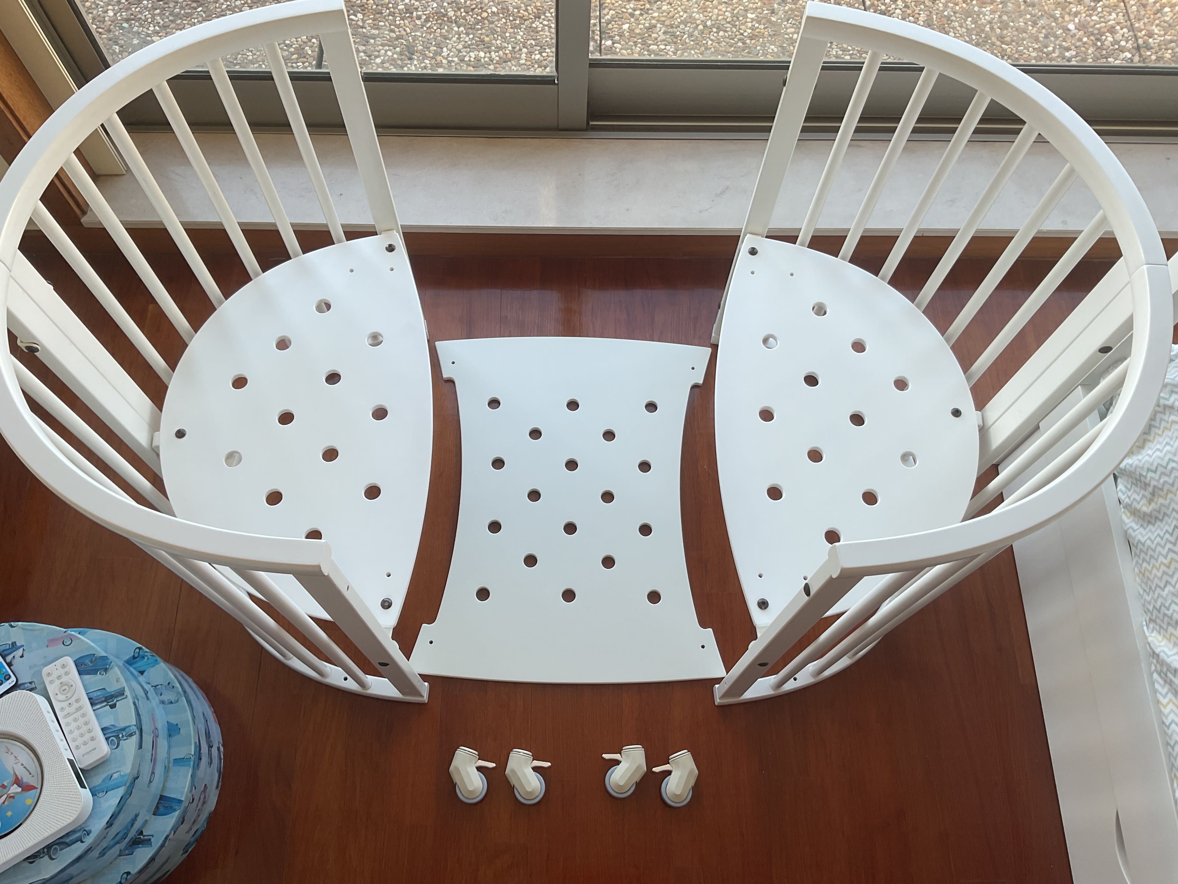 Berço STOKKE Sleepi V3 + muda fraldas STOOKE + secretária + almofadas