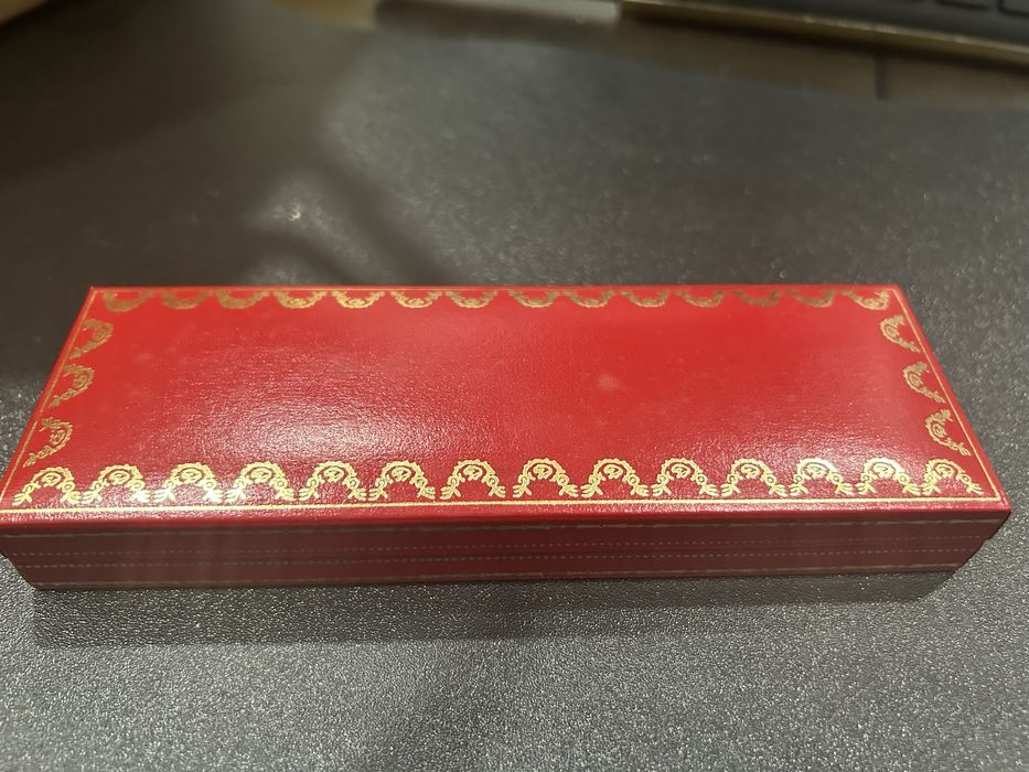 Caneta Cartier prateada e dourada