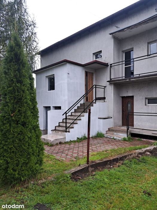 Sprzedam dom z dwoma niezależnymi wejściami.