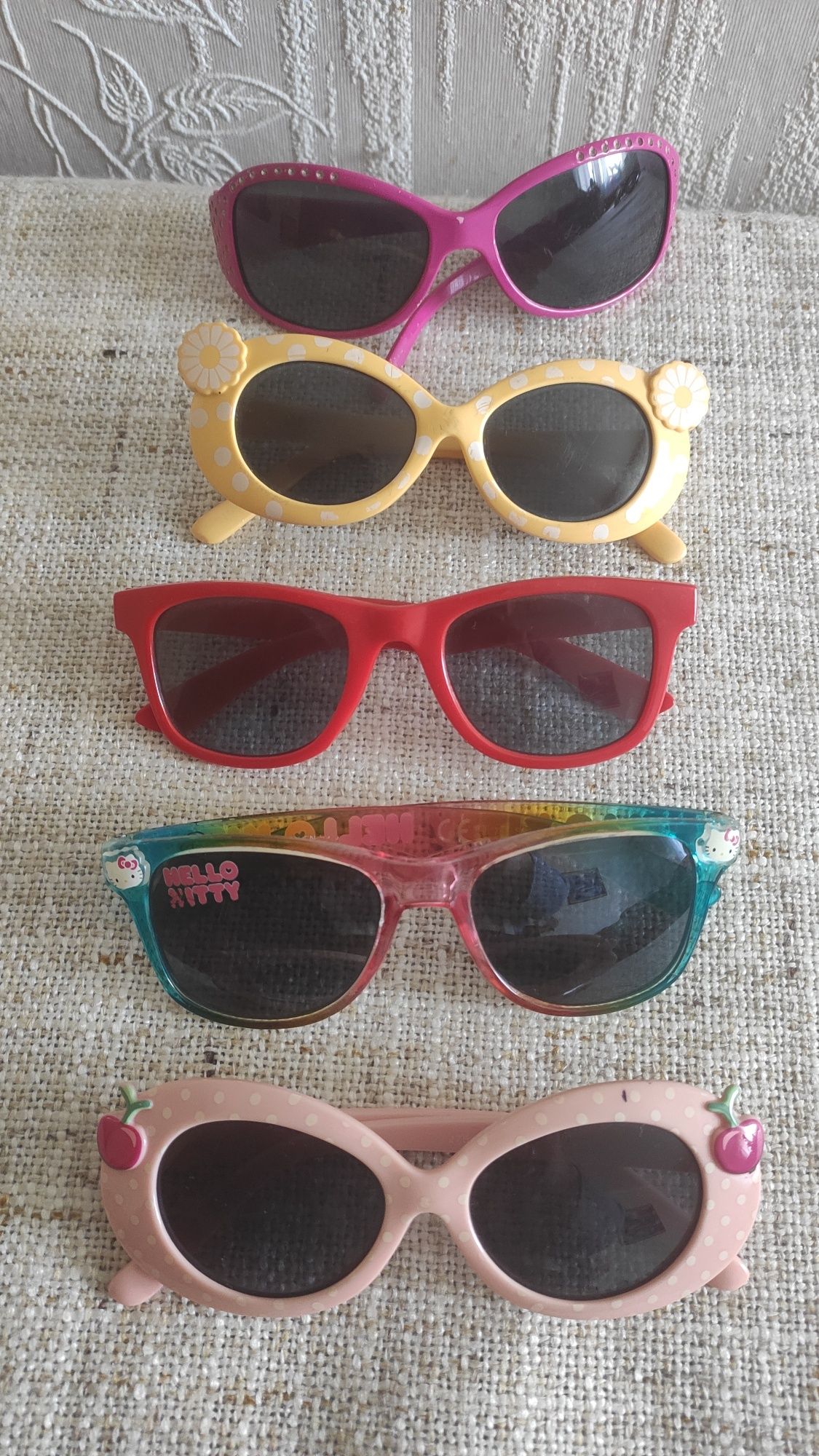 Продам солнцезащитные очки для детей.