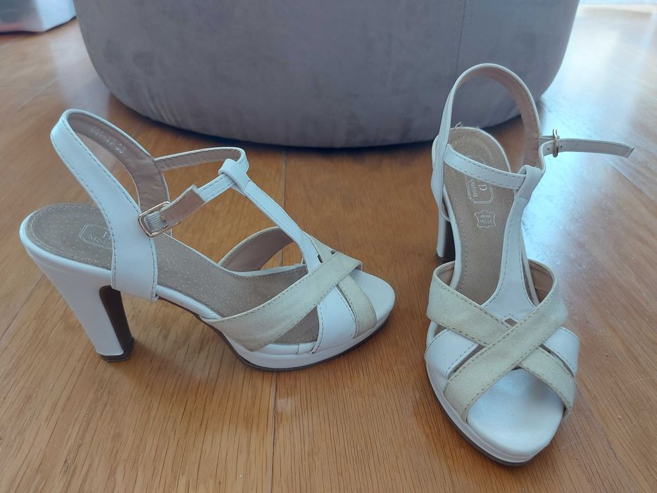 Sandálias brancas com faxa de brilho - nr 36