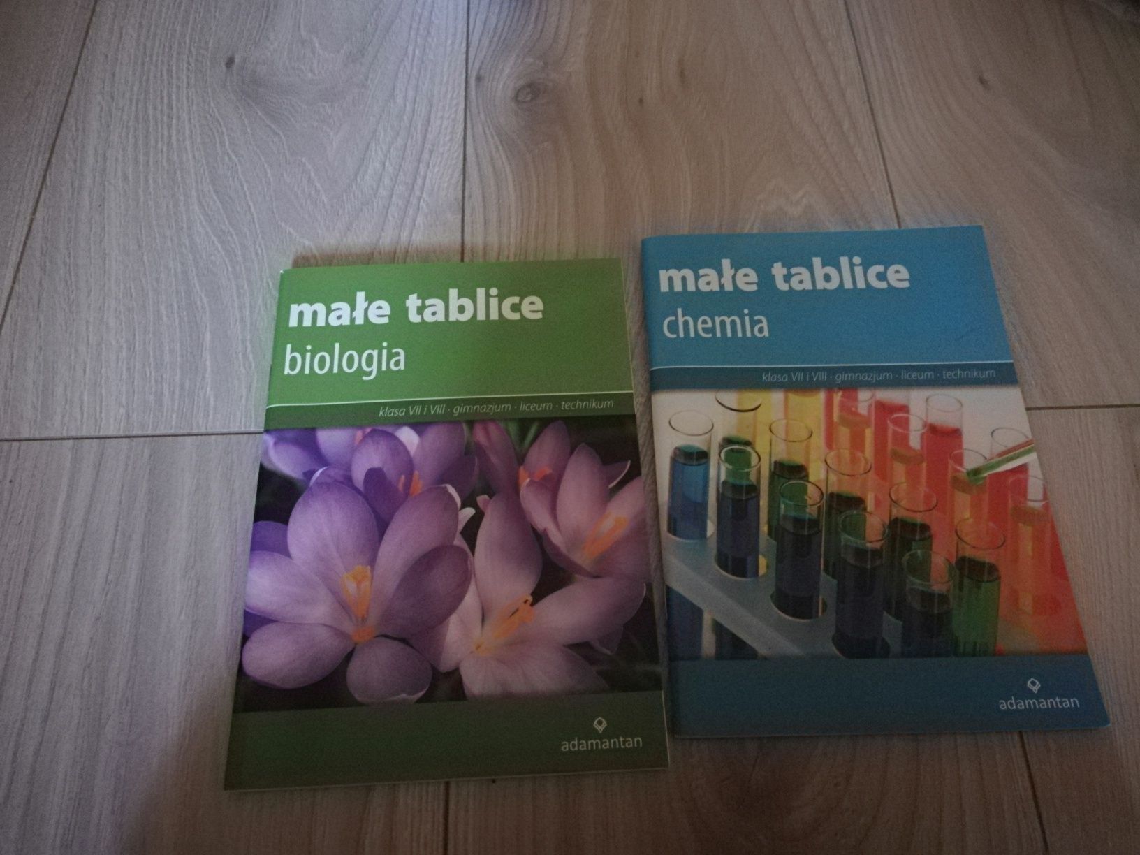 Sprzedam tablice biologiczne oraz chemiczne.